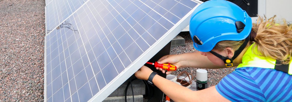 Aurinkopaneelien asennus pienentää taloyhtiön sähkölaskua. Lehdistökuva, kuva painoresoluutiolla. Kuva STUL/Mikko Arvinen.